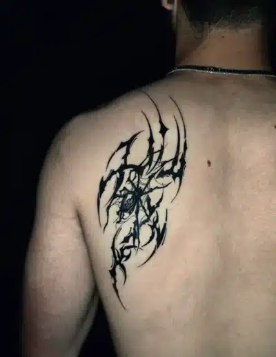 Tribal Spinnen Tattoo im Blackwork-Stil am Schulterblatt eines Mannes, gestochen bei EB-Tattoo St. Gallen
