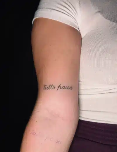 Schriftzug Tattoo tutto passa am Arm, fein gestochen bei EB-Tattoo St. Gallen
