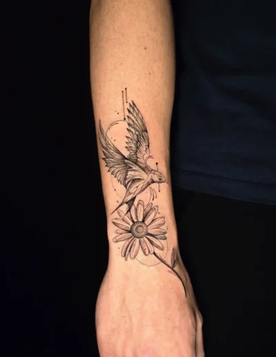Feinliniges Vogel-und-Blume Tattoo im Sketch-Stil am Unterarm bei EB-Tattoo St. Gallen