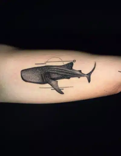 Minimalistisches Walhai Tattoo im Dotwork-Stil am Unterarm bei EB-Tattoo St. Gallen