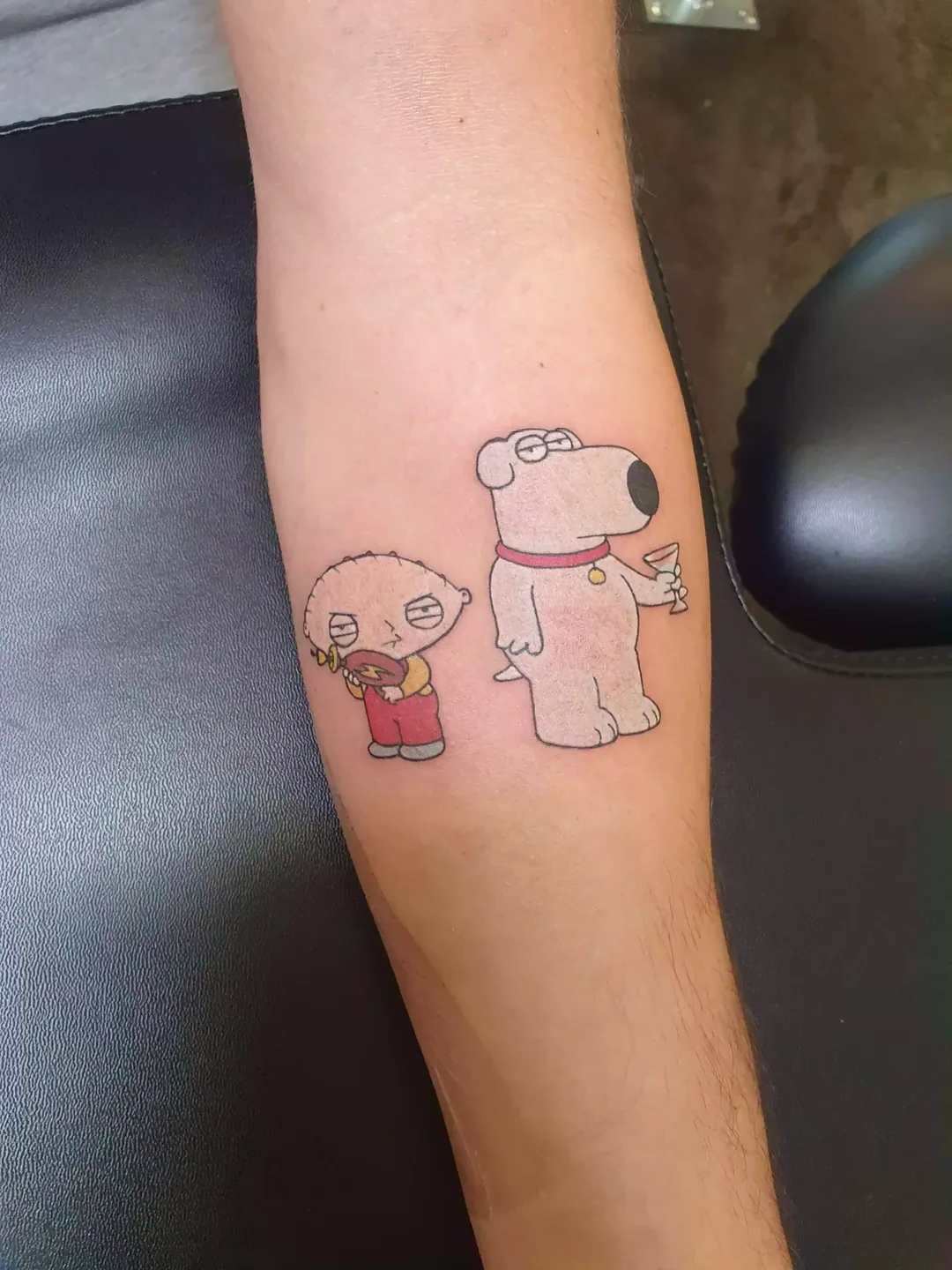 Anime-Comic Tattoo mit Charakteren, gestochen bei EB Tattoo St. Gallen
