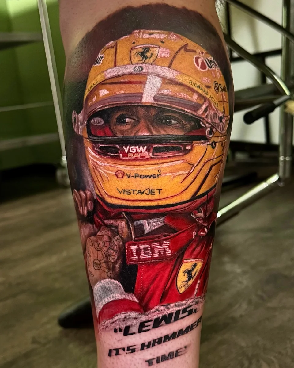 Color-Realismus Tattoo: Ferrari Helm, von Alessandro (Gaudi)