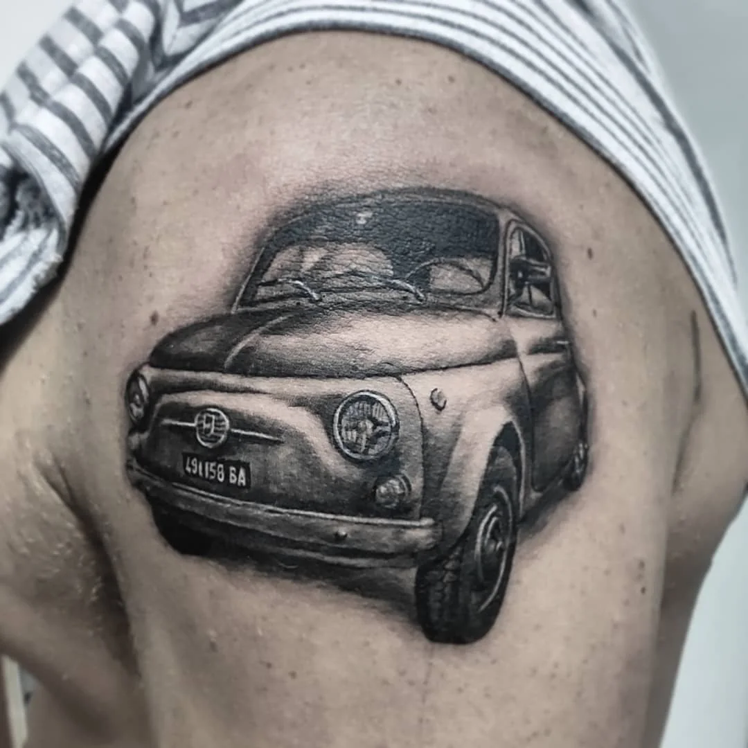 Black and Grey Realismus: Fiat 500 am Oberarm, von Alessandro