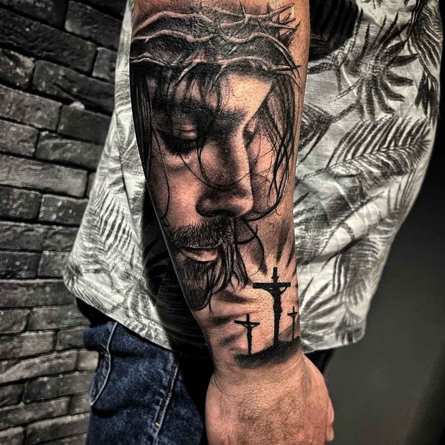 Black and Grey Portrait Tattoo am Bein, von Alessandro