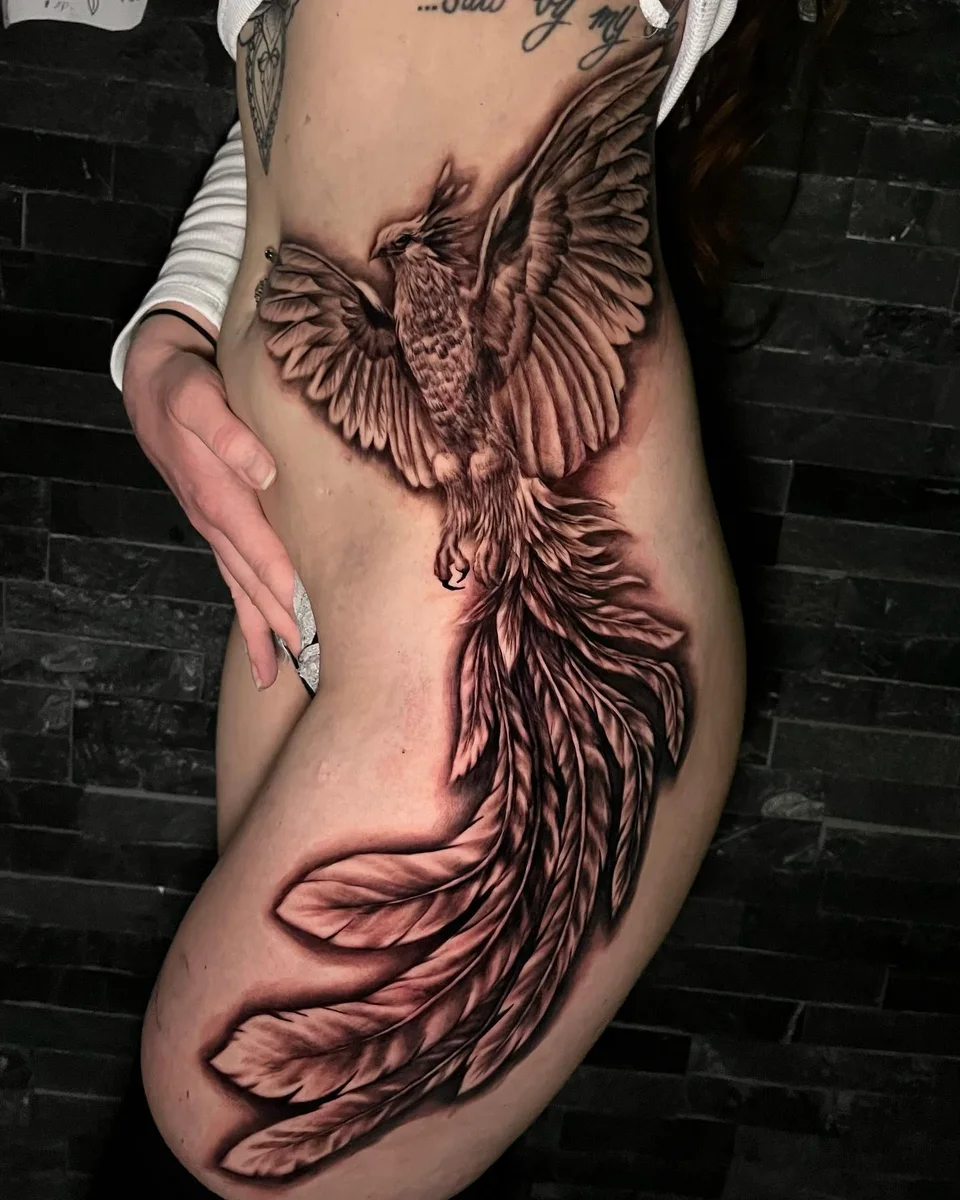 Phönix Tattoo an der Flanke, von Alessandro