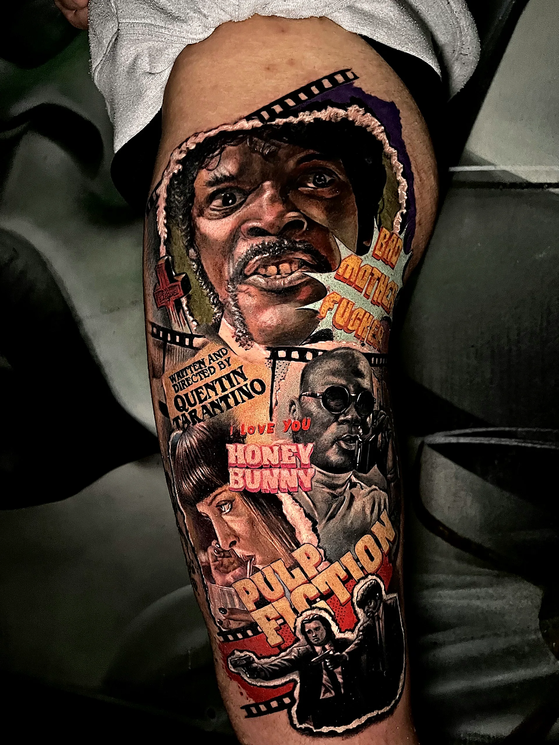 Farbiges Filmposter Tattoo im Color-Realismus am Oberarm, gestochen von Alessandro bei EB Tattoo St. Gallen