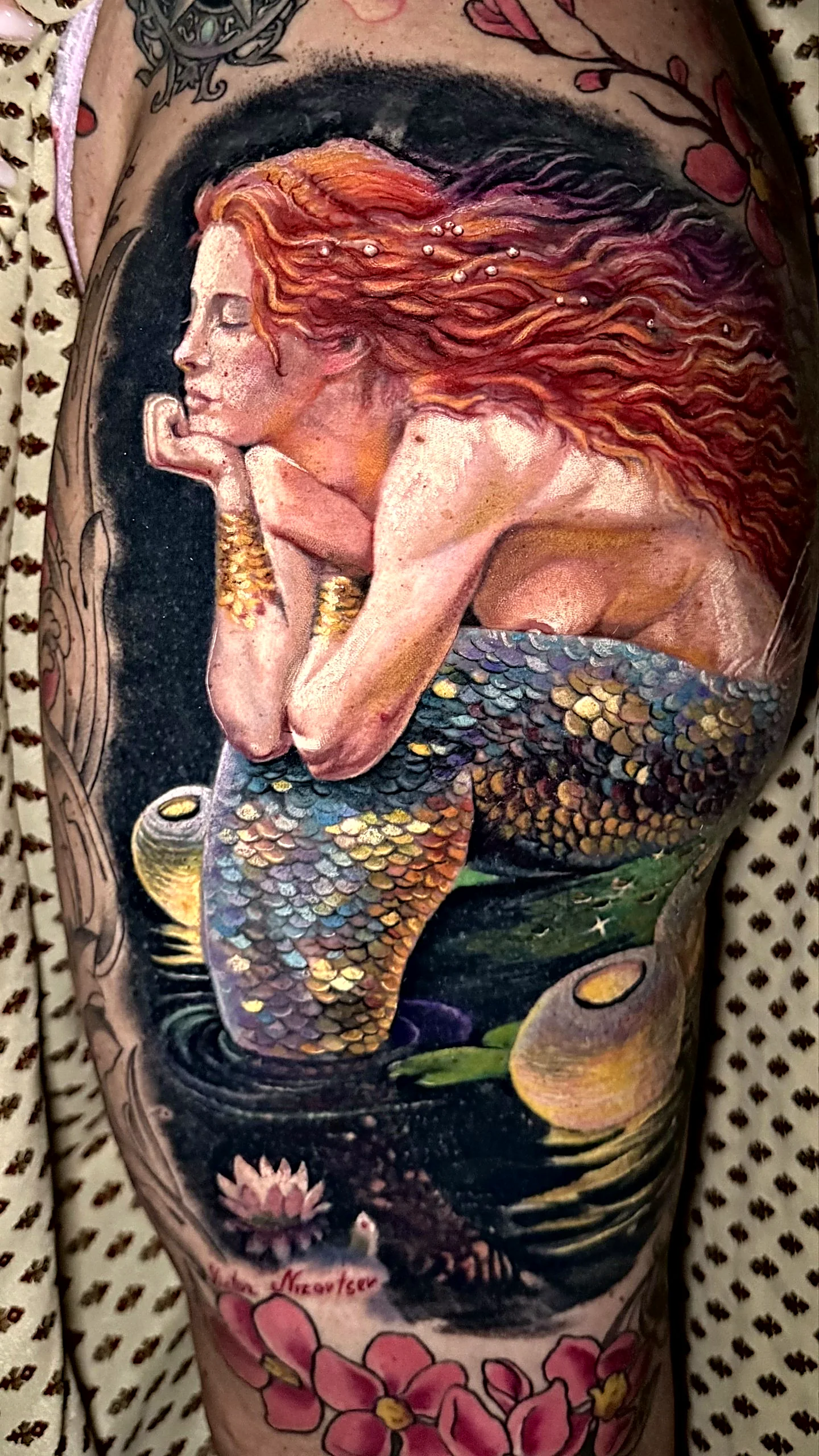 Farbiges Meerjungfrau Tattoo im Color-Realismus am Bein, gestochen von Alessandro bei EB Tattoo St. Gallen