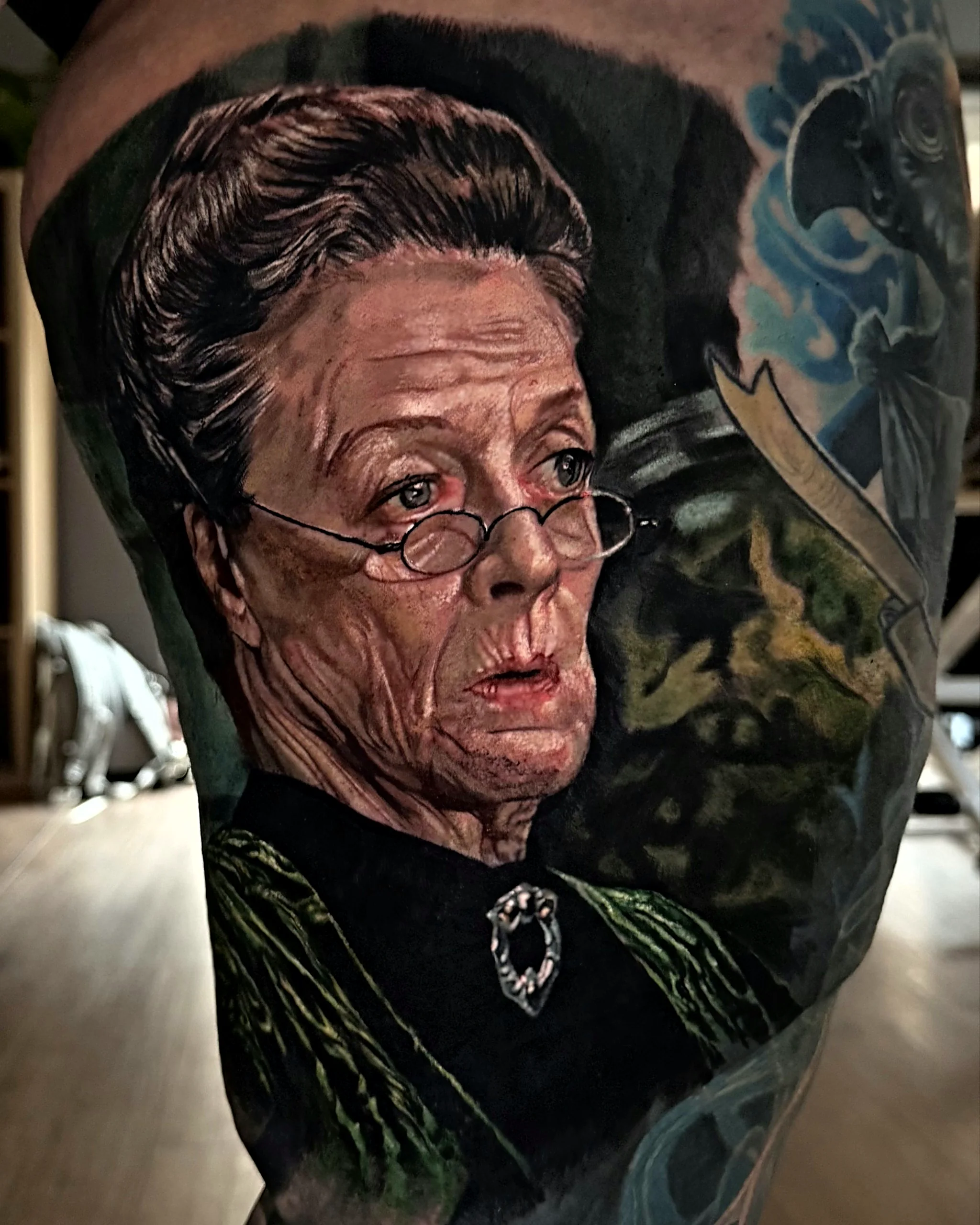 Realistisches Portrait Tattoo im Color-Realismus am Bein, gestochen von Alessandro bei EB Tattoo St. Gallen