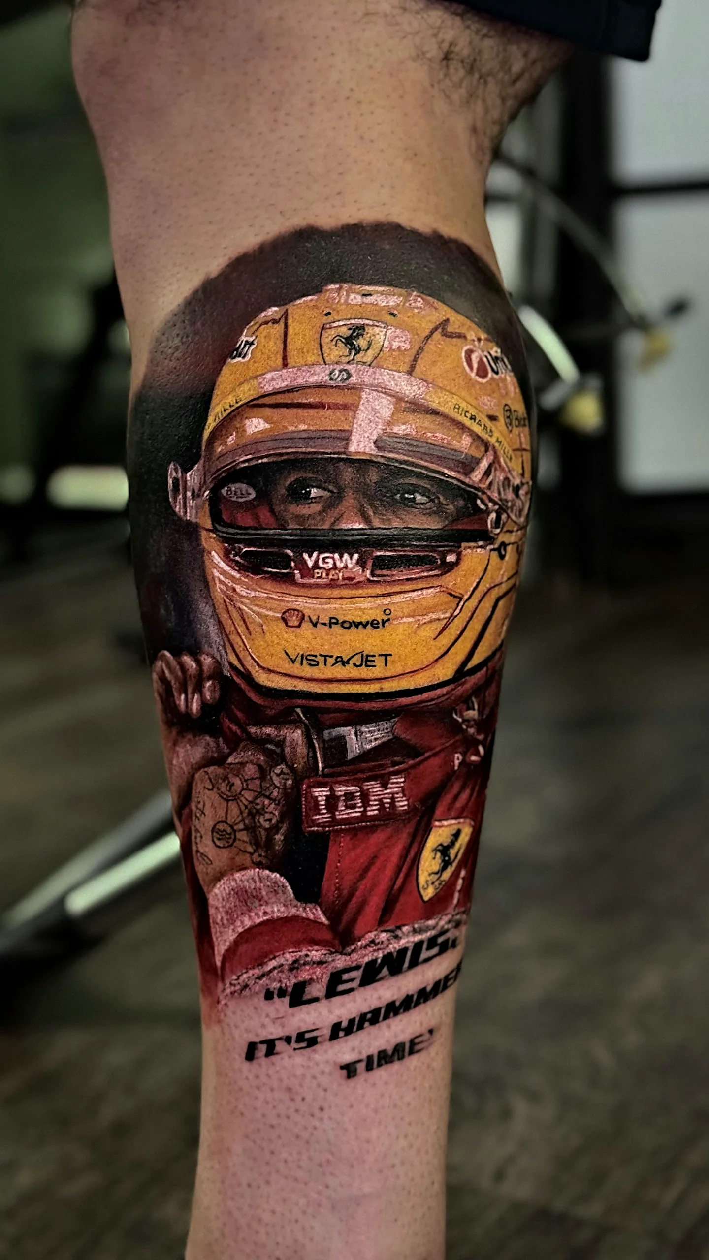 Farbiges Rennfahrer-Portrait Tattoo mit Helm im Color-Realismus, gestochen von Alessandro bei EB Tattoo St. Gallen