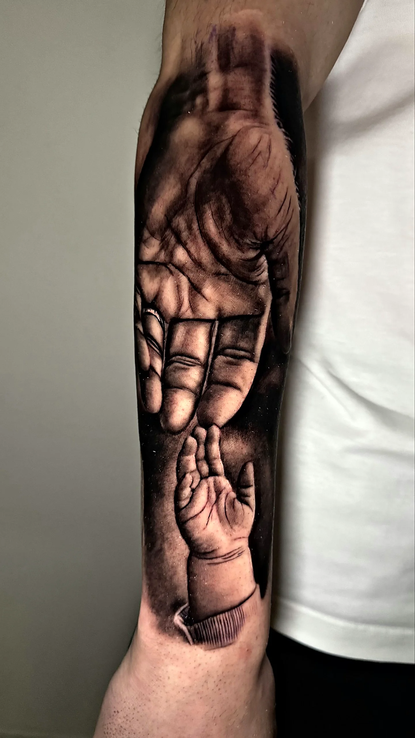 Realistisches Hände Tattoo in Black and Grey am Unterarm, gestochen von Alessandro bei EB Tattoo St. Gallen