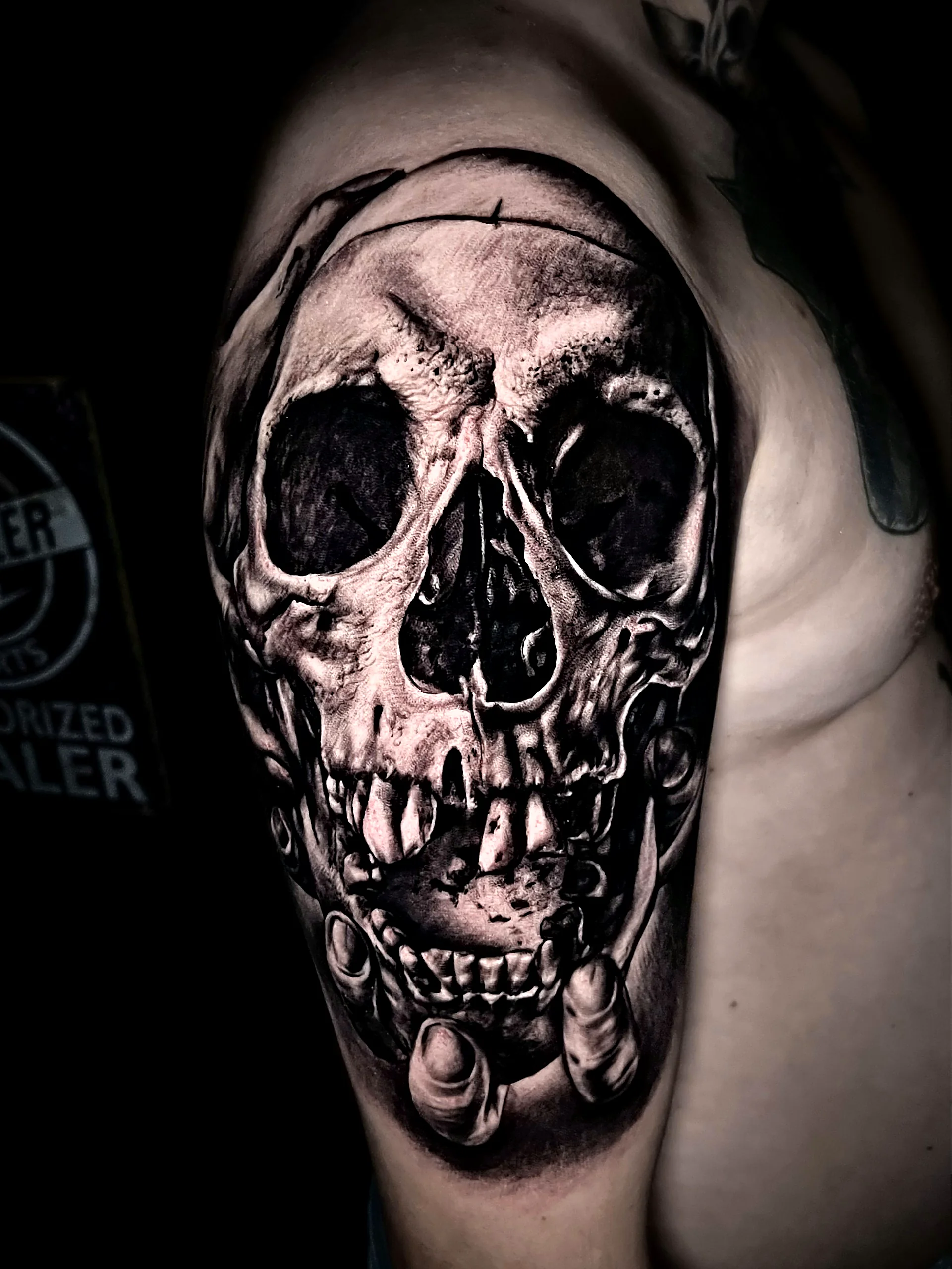 Realistisches Schädel Tattoo in Black and Grey am Oberarm, gestochen von Alessandro bei EB Tattoo St. Gallen
