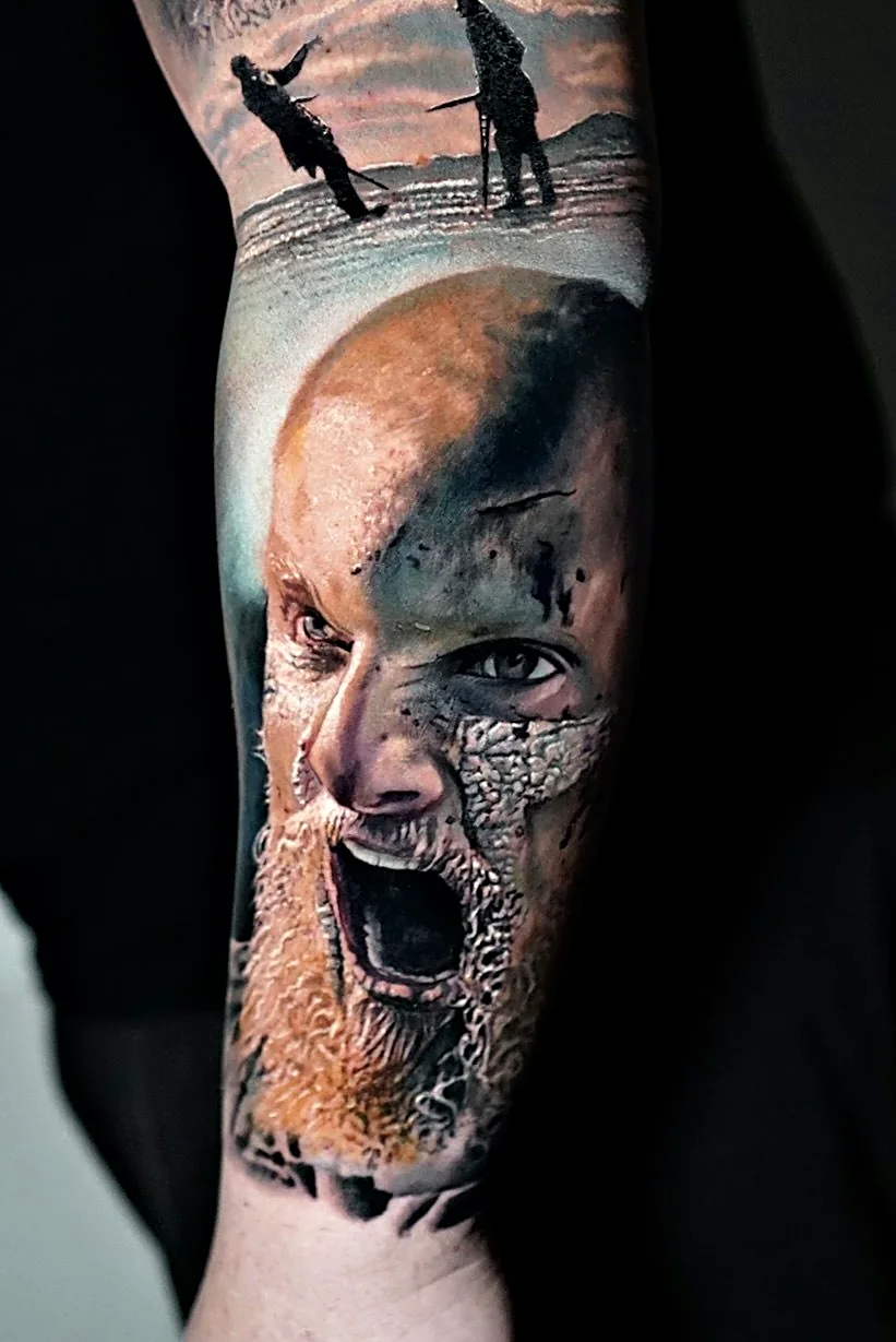 Realistisches Wikinger-Krieger Tattoo mit Portrait und Szenerie am Unterarm, gestochen von Alessandro bei EB Tattoo St. Gallen
