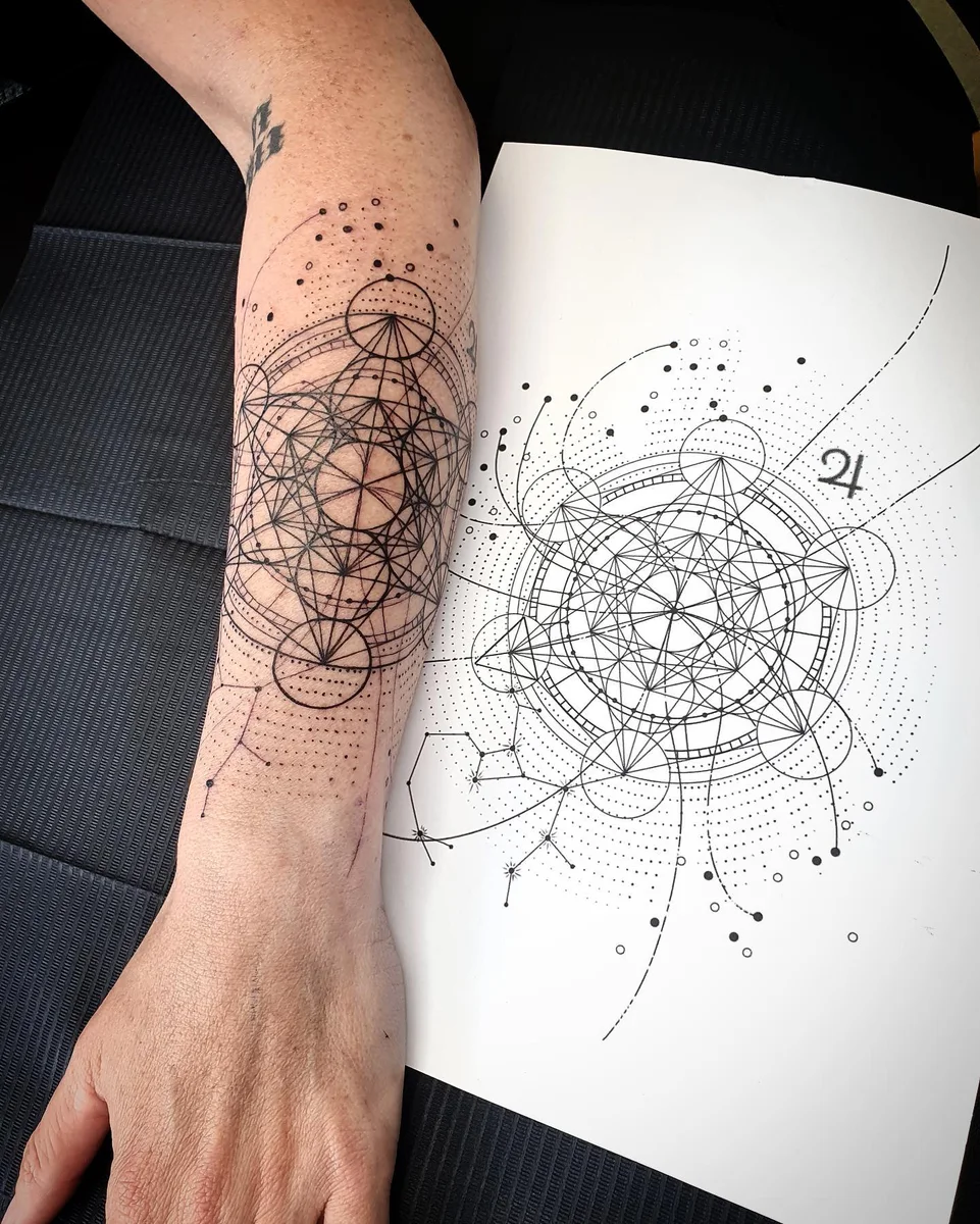Dotwork Mandala Tattoo am Unterarm mit Skizze, von Ephraim Bachmann