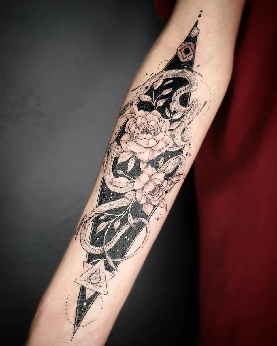 Blackwork Sleeve mit grafischen Elementen, von Ephraim