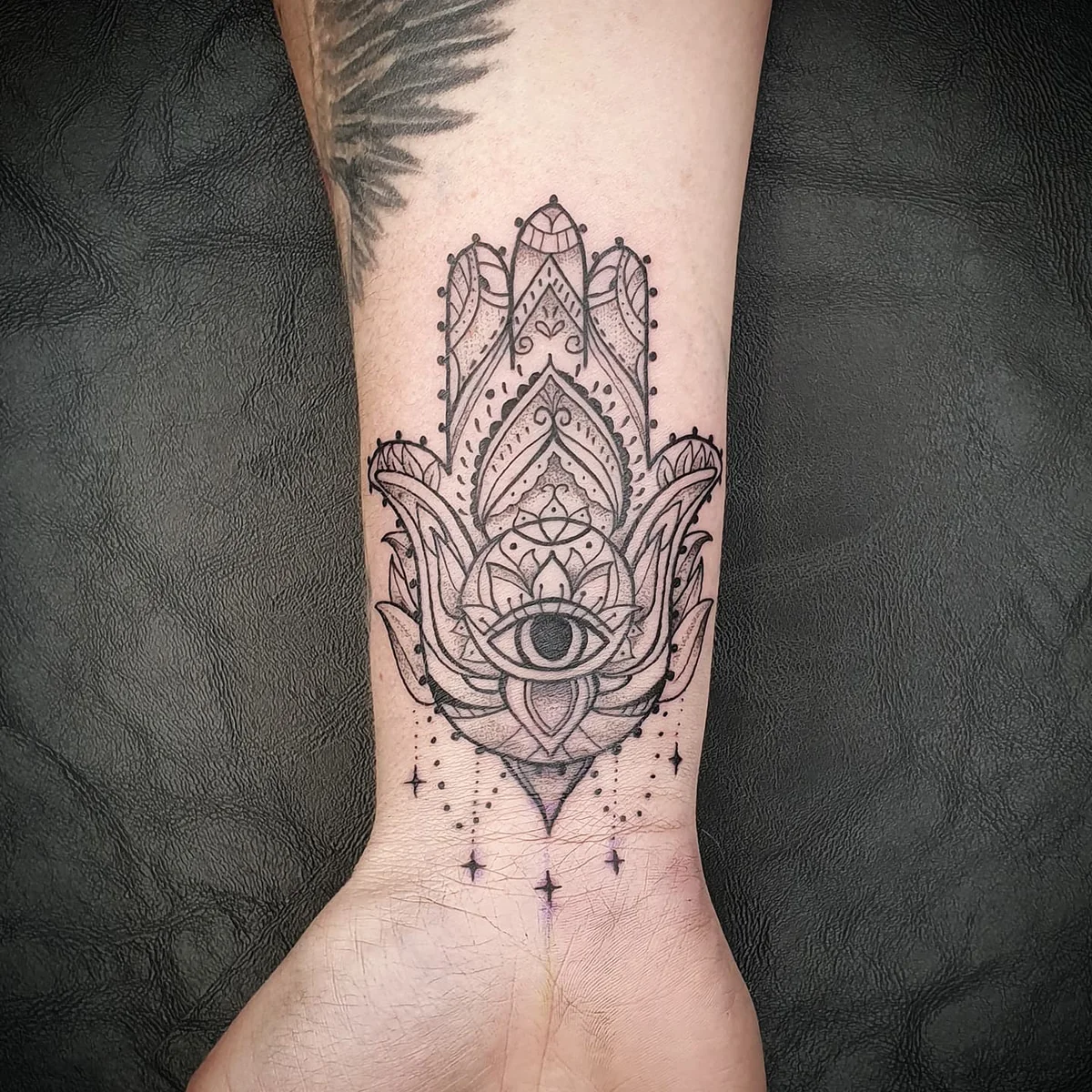 Hamsa Ornament Tattoo am Unterarm, Dotwork von Ephraim
