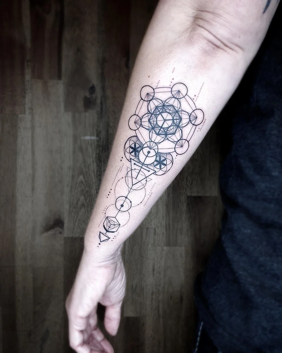 Geometrisches Fineline Tattoo am Arm, von Ephraim