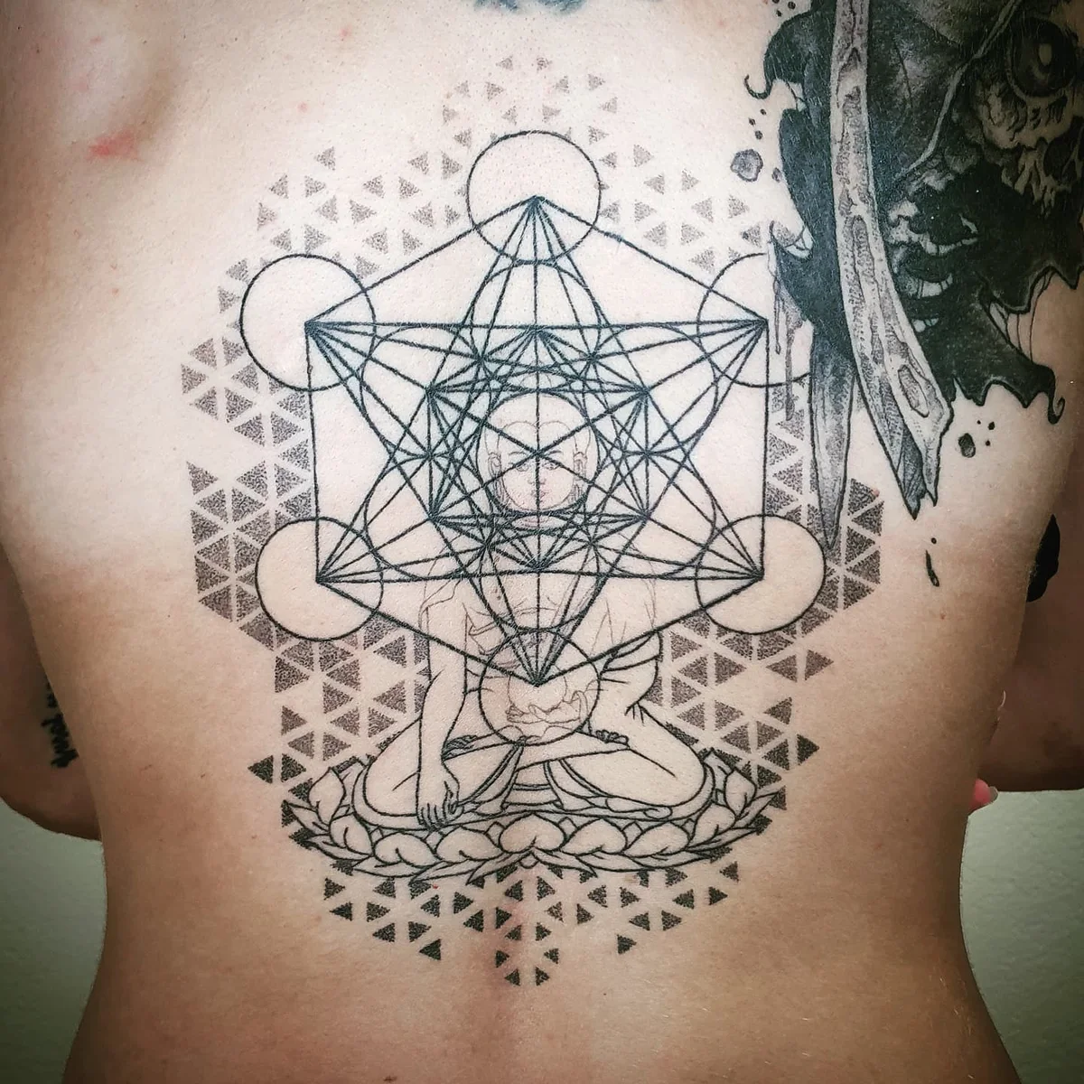 Metatron Würfel Dotwork auf dem Rücken, von Ephraim