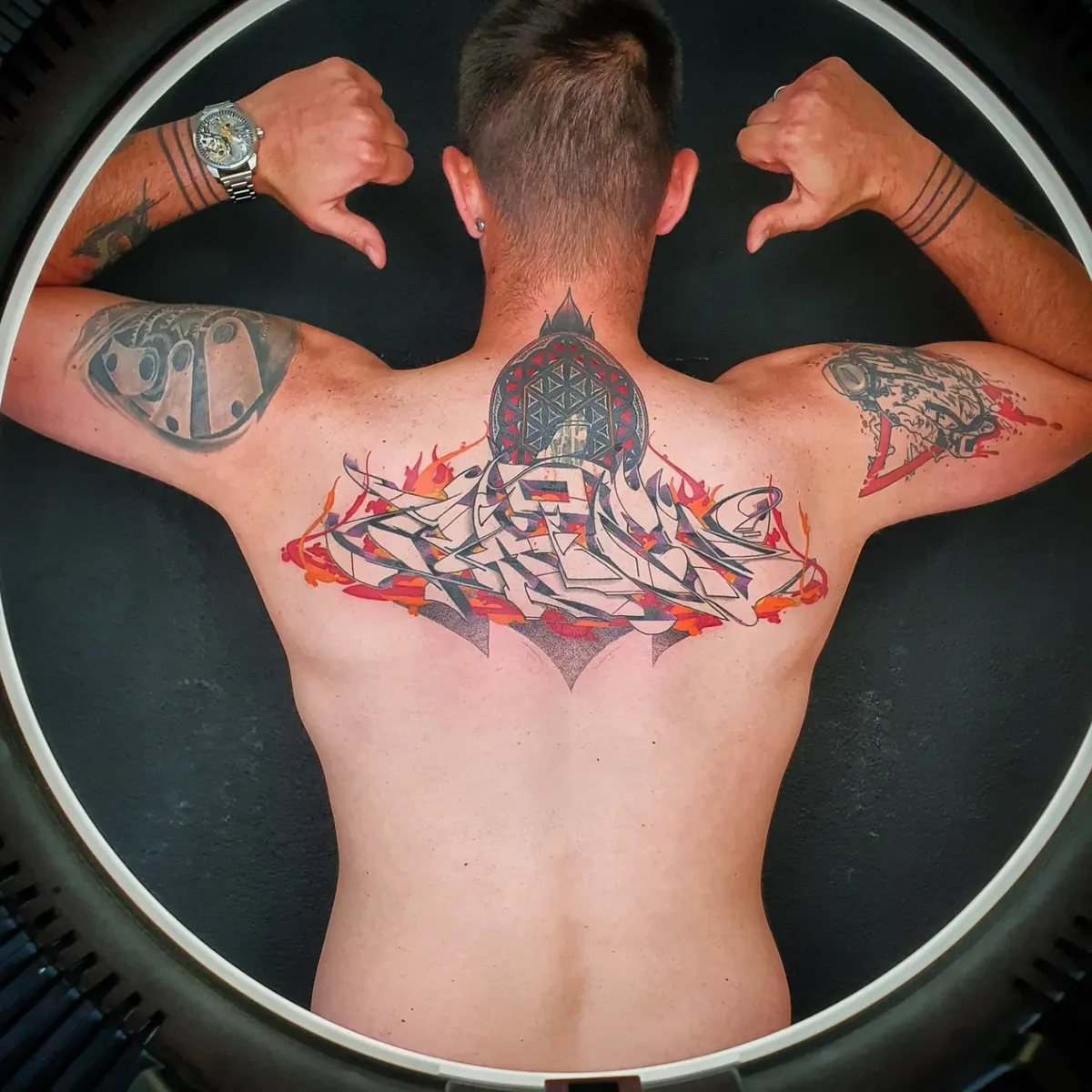 Storytelling Tattoo auf dem oberen Rücken, von Ephraim
