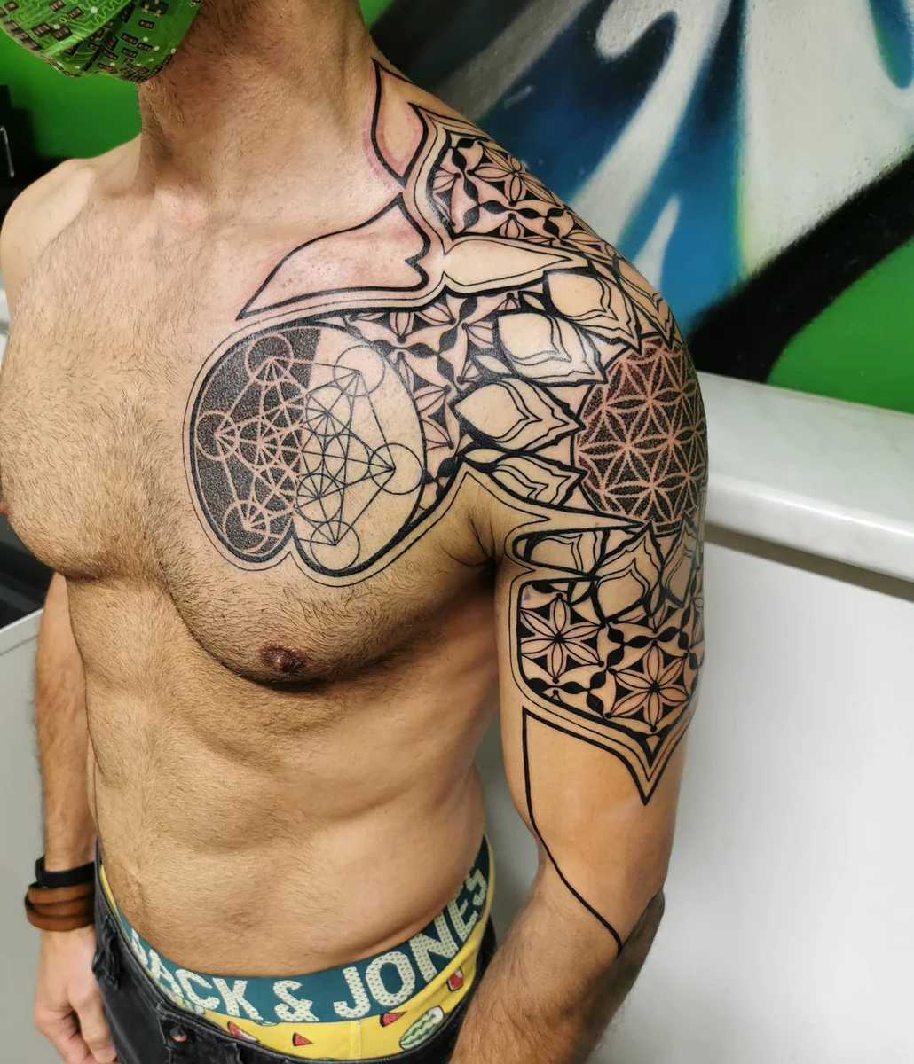 Geometrisches Tattoo auf Brust und Schulter, von Jens