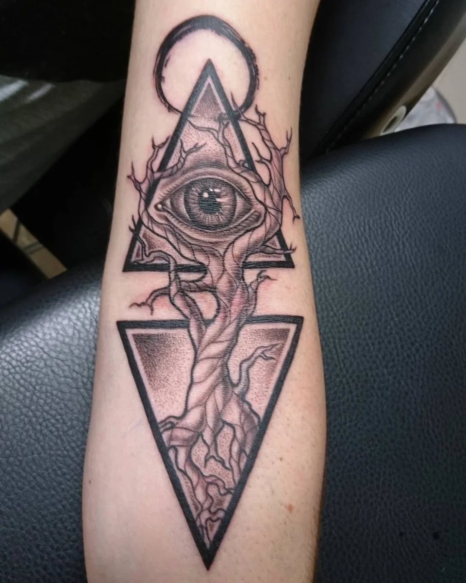 Comic Tattoo mit Schlange und Auge am Arm, von Jens