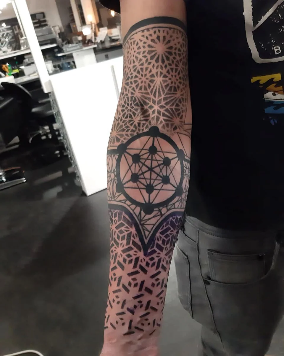 Dotwork Kompass am Unterarm, von Jens