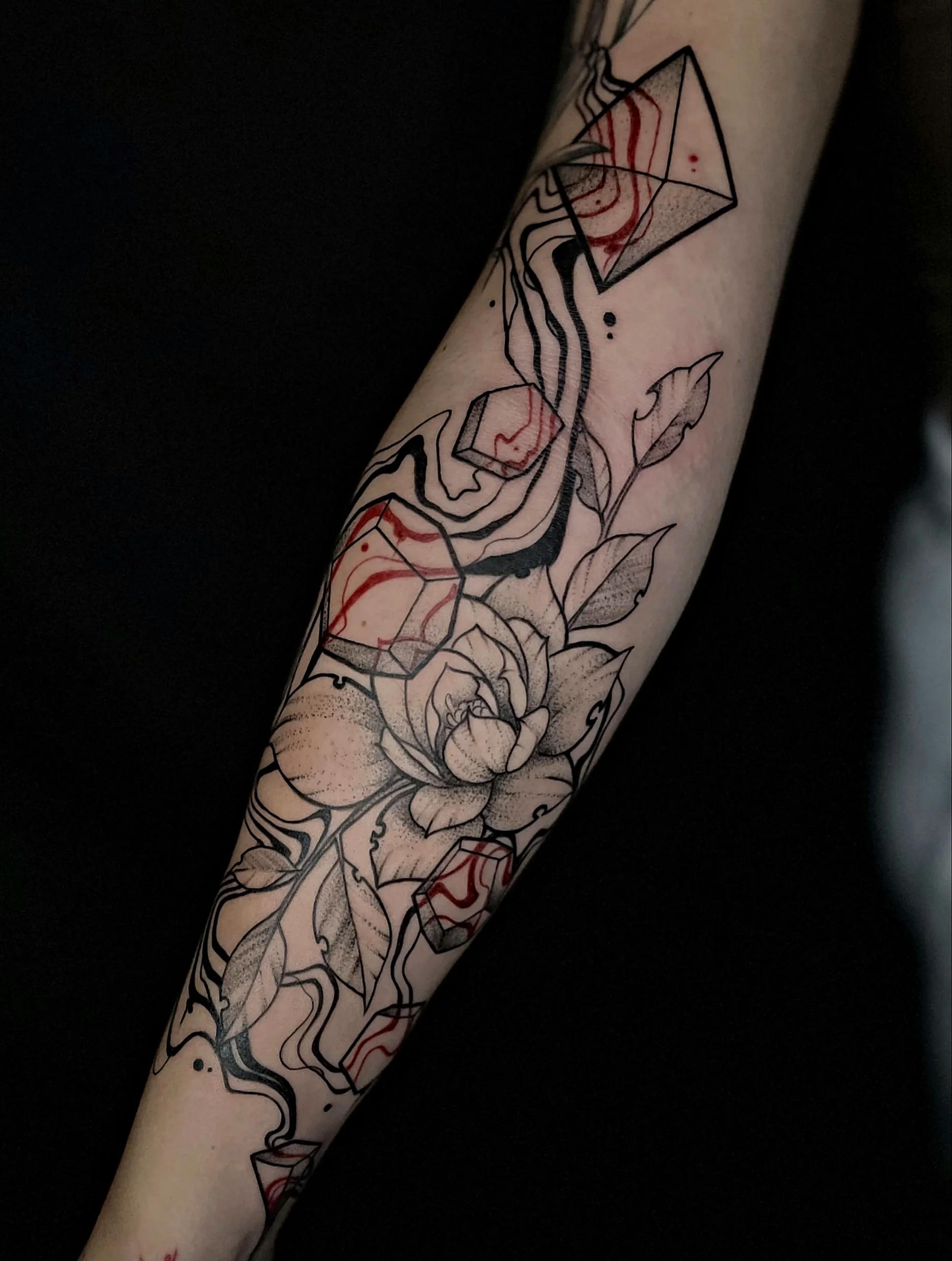 Blackwork Floral Tattoo mit Rosen und Prisma am Unterarm, gestochen von Jens bei EB Tattoo St. Gallen