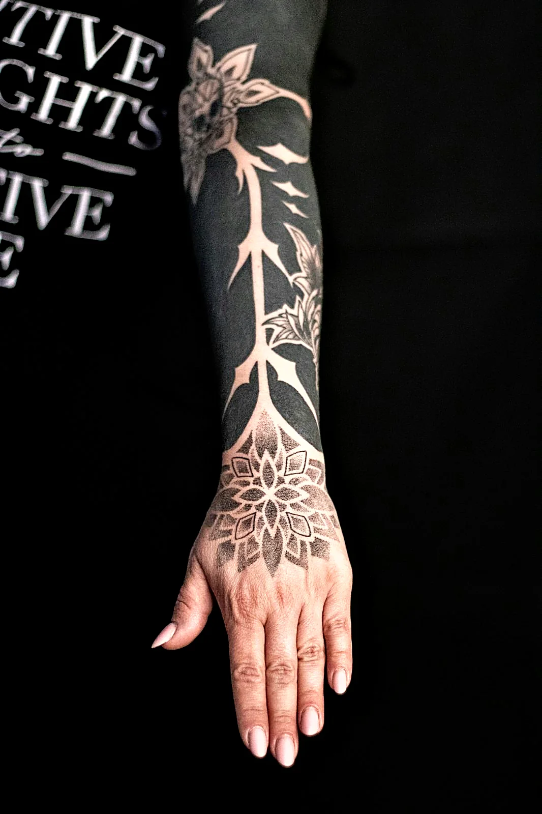 Blackwork Sleeve mit Mandala auf dem Handrücken und Dornenranken, gestochen von Jens bei EB Tattoo St. Gallen
