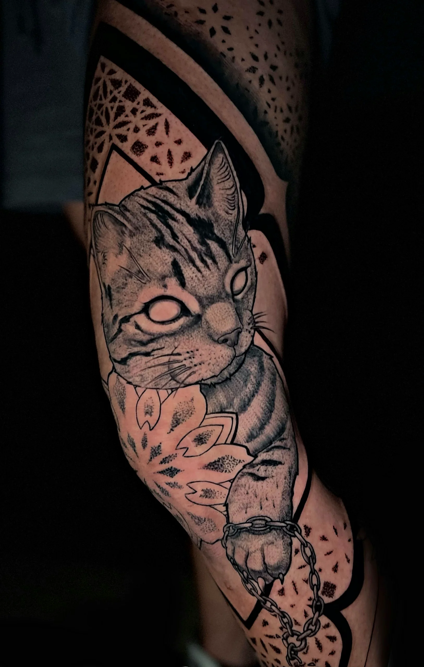Dotwork Sleeve mit Katzenportrait und geometrischen Mustern, gestochen von Jens bei EB Tattoo St. Gallen