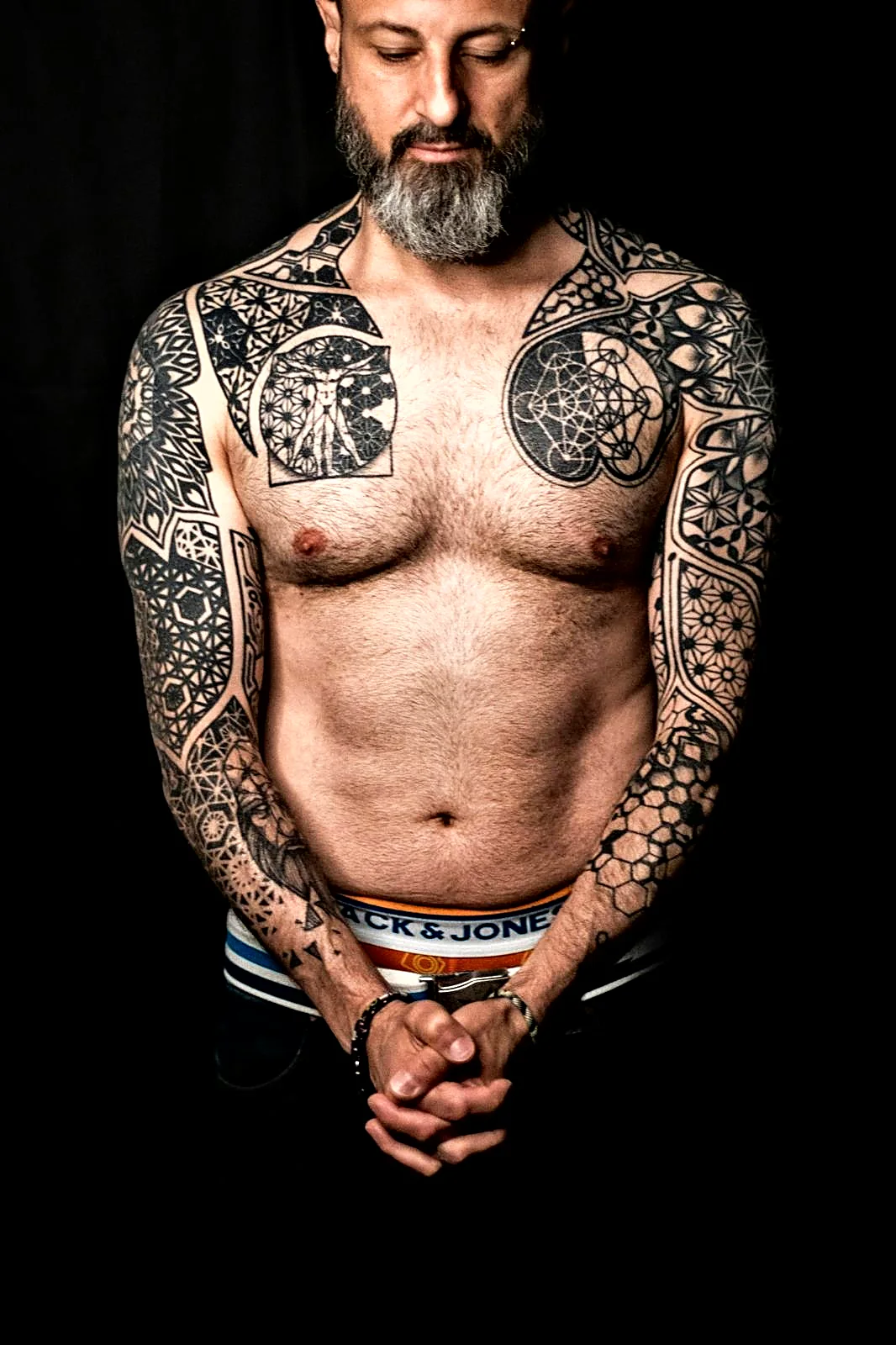 Dotwork und Geometric Patchwork Tattoos an Brust und Armen, gestochen von Jens bei EB Tattoo St. Gallen