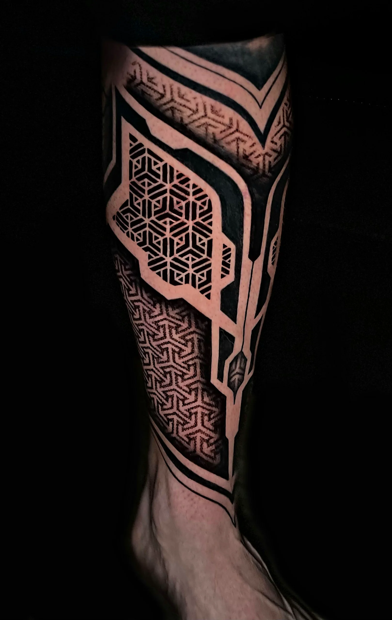 Geometric Blackwork Tattoo mit Hexagon-Mustern am Unterschenkel, gestochen von Jens bei EB Tattoo St. Gallen