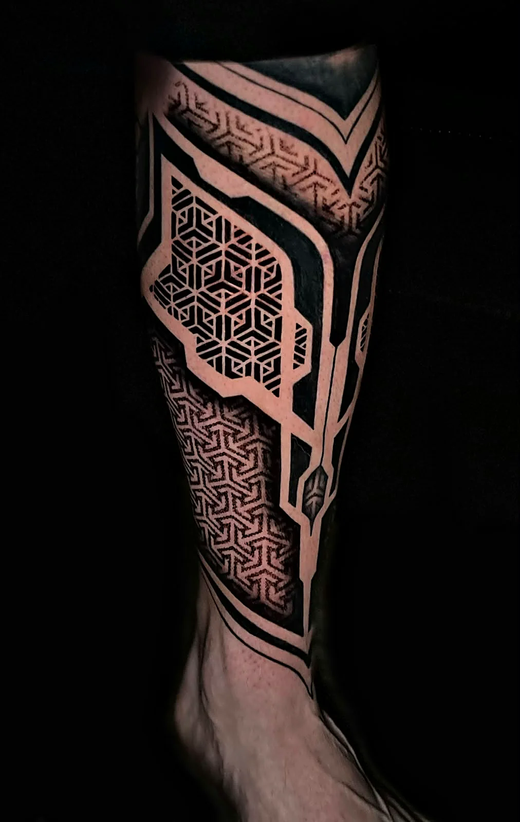 Geometrisches Cyber-Tattoo mit Flower-of-Life-Muster am Bein, gestochen von Jens bei EB Tattoo St. Gallen