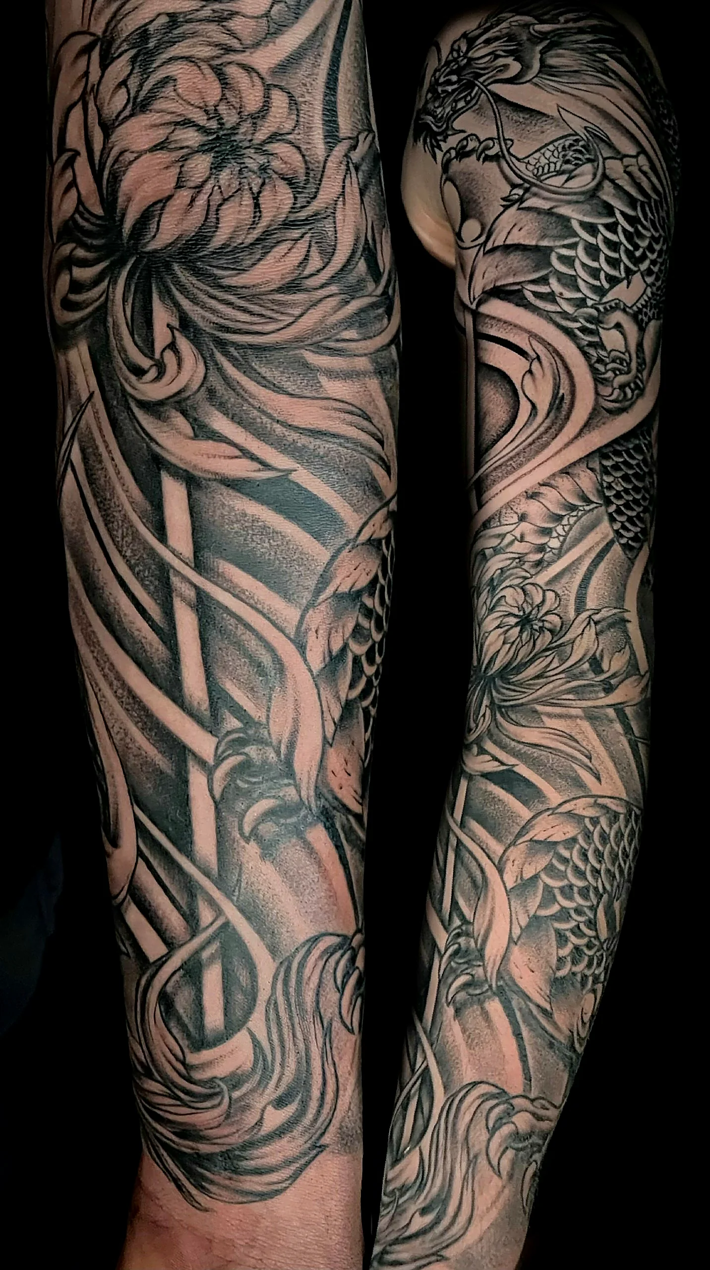Japanisch inspirierter Sleeve mit Chrysanthemen und Koi in Black and Grey, gestochen von Jens bei EB Tattoo St. Gallen