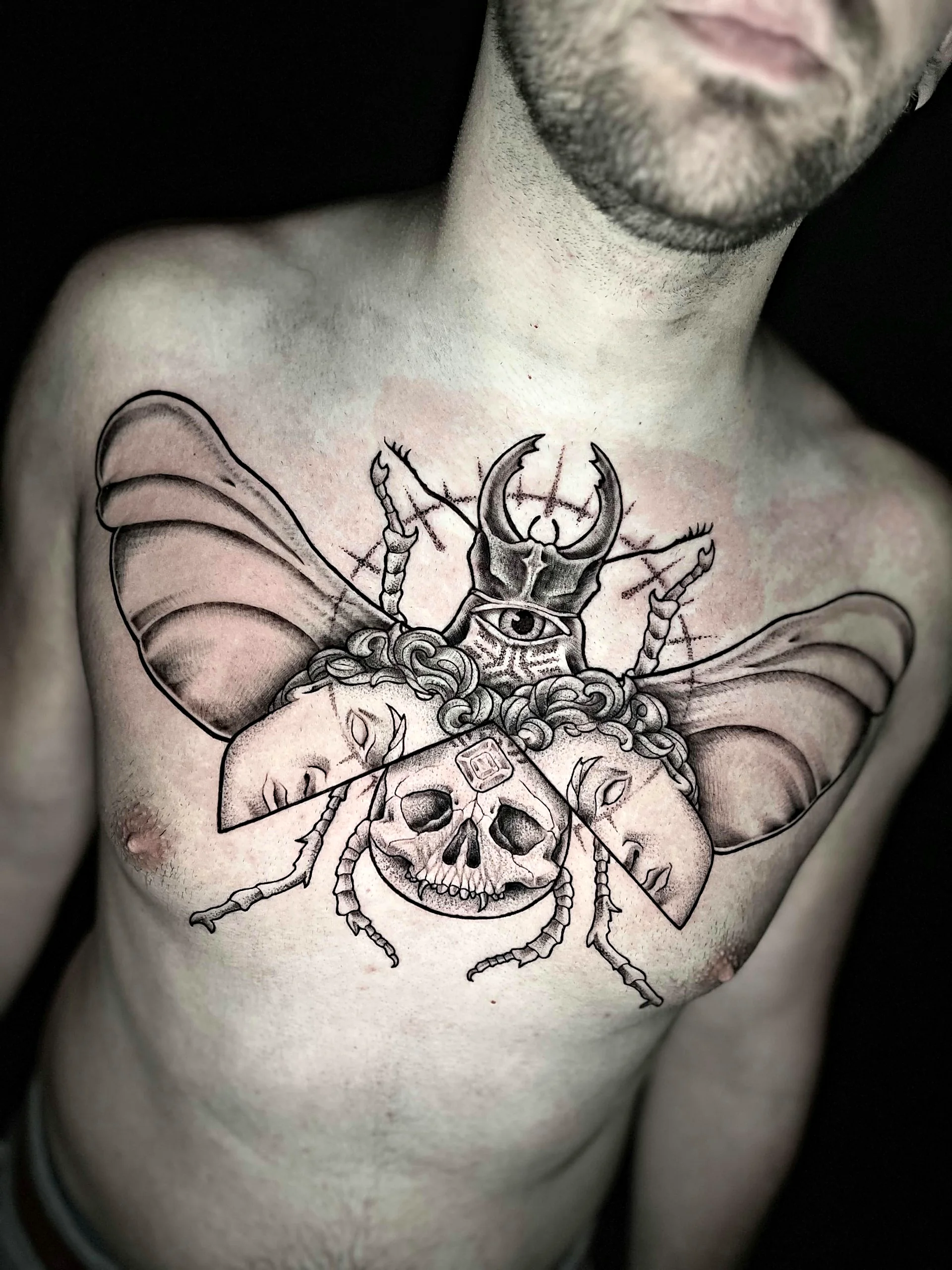 Lineart Bruststück mit Käfer und Totenschädel, gestochen von Jens bei EB Tattoo St. Gallen