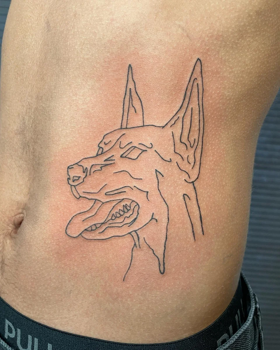 Fineline Hundeportrait Tattoo, von Silas