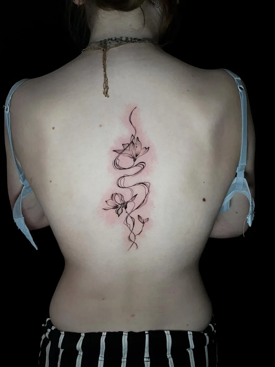 Cybersigilism Tattoo entlang der Wirbelsäule, von Silas