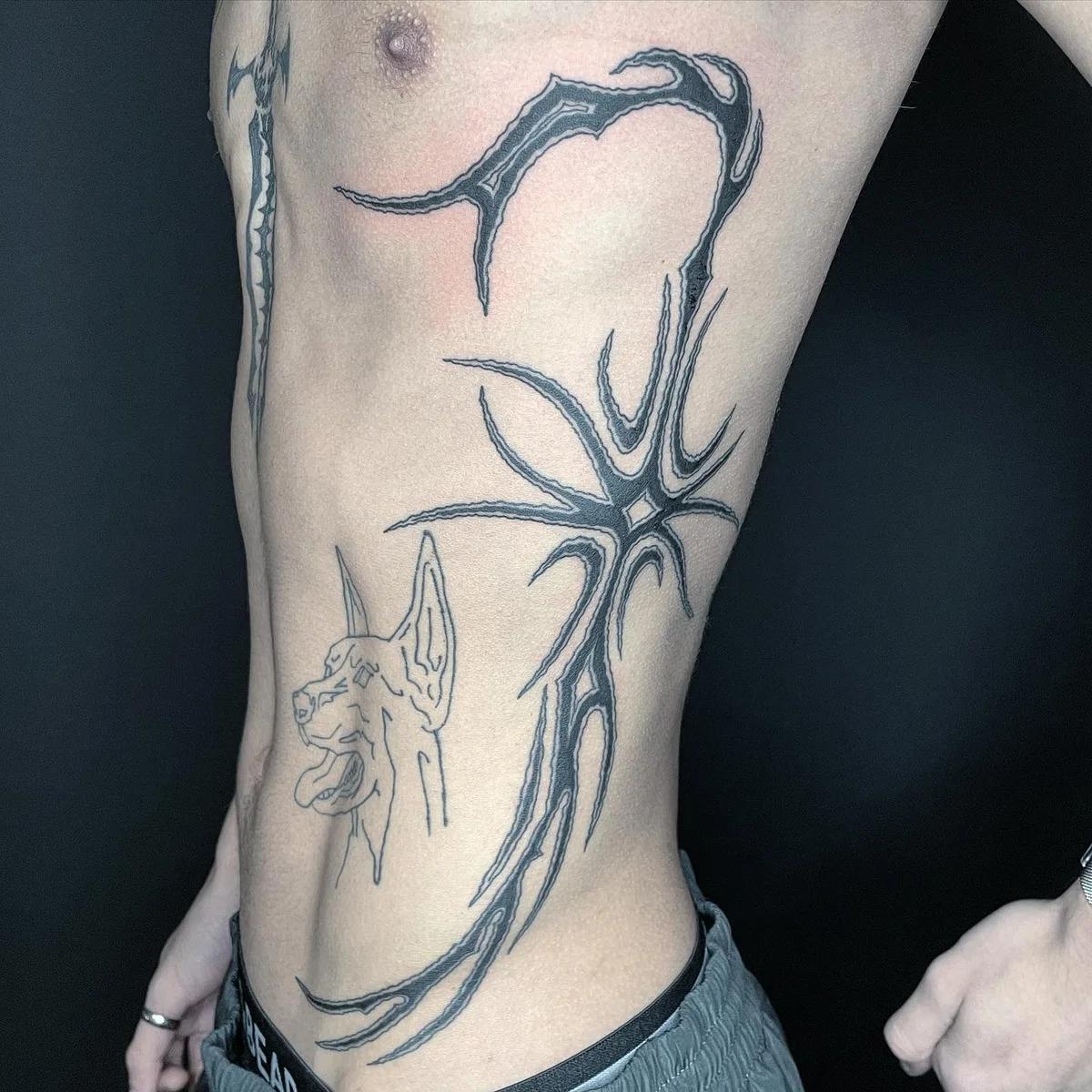 Cybersigilism Tattoo an der Hüfte, von Silas