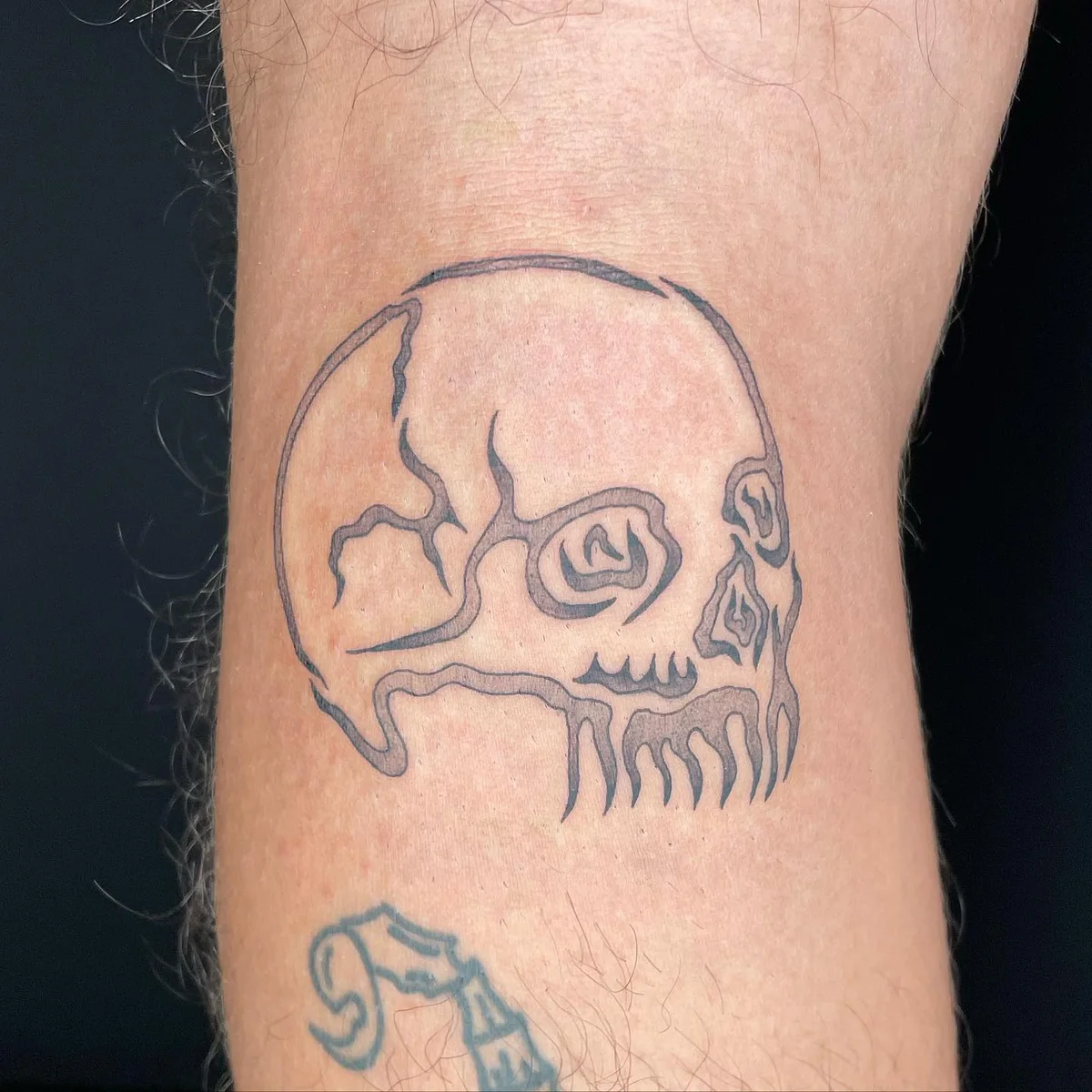 Skull Fineline Tattoo am Bein, von Silas