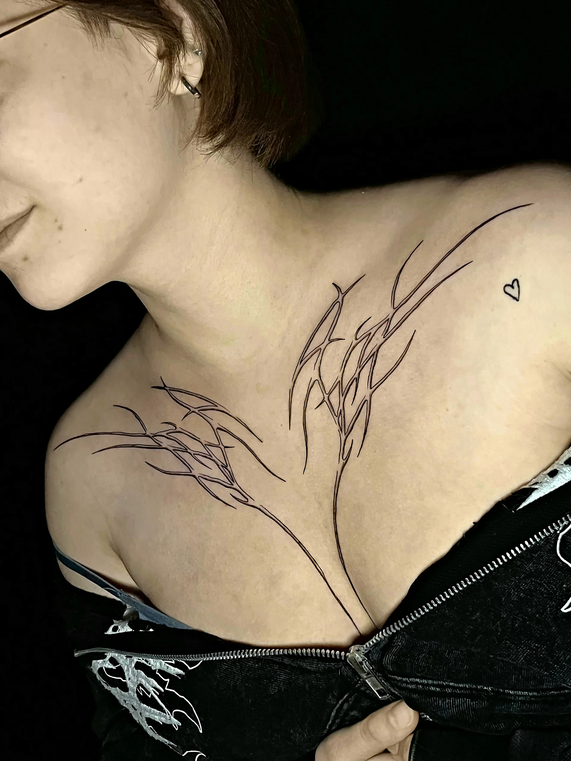 Feines Cybersigilism Tattoo über den Schlüsselbeinen, gestochen von Silas bei EB Tattoo St. Gallen