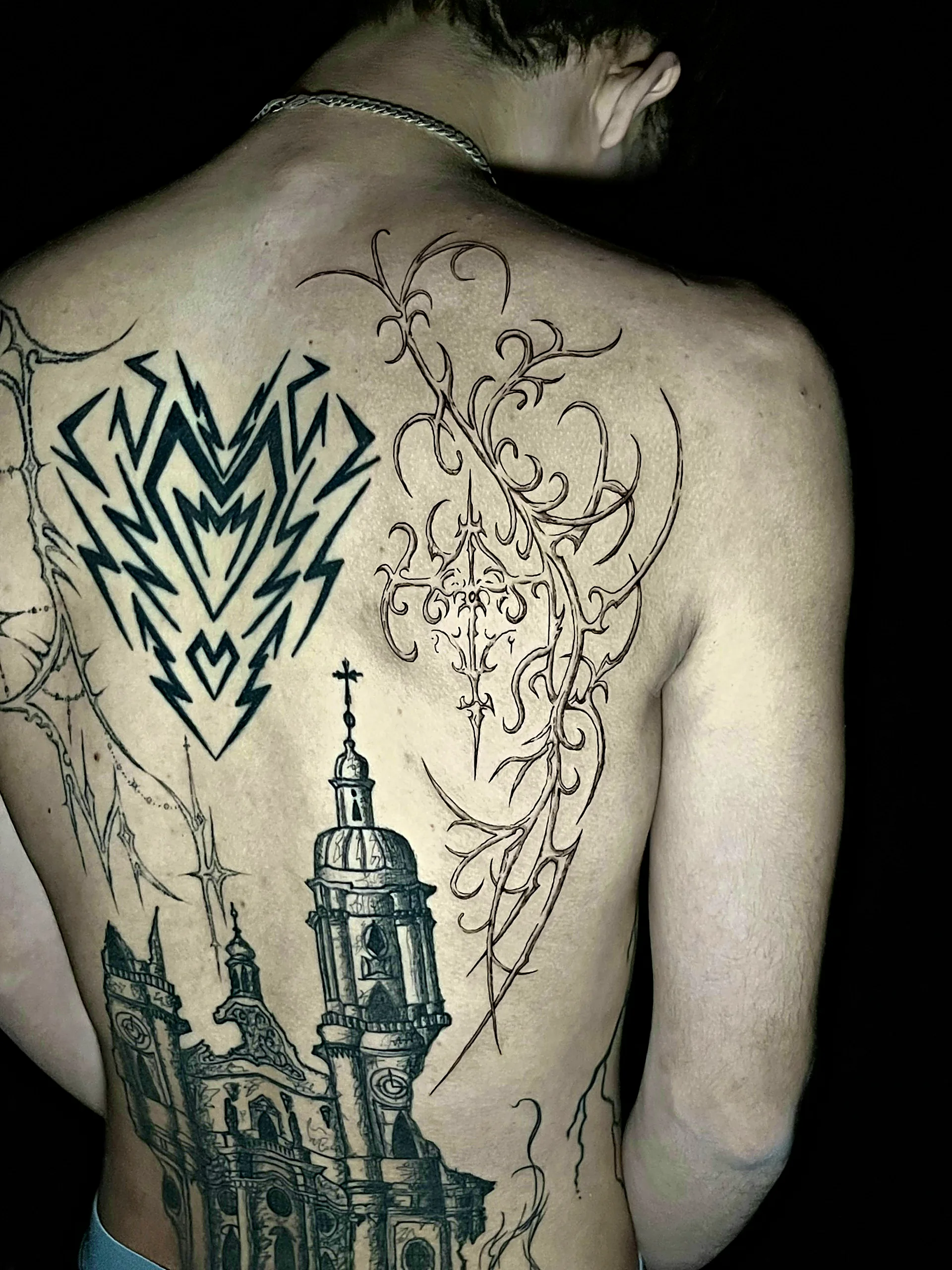 Grosses Cybersigilism Tattoo mit Rankenwerk auf dem Rücken, gestochen von Silas bei EB Tattoo St. Gallen