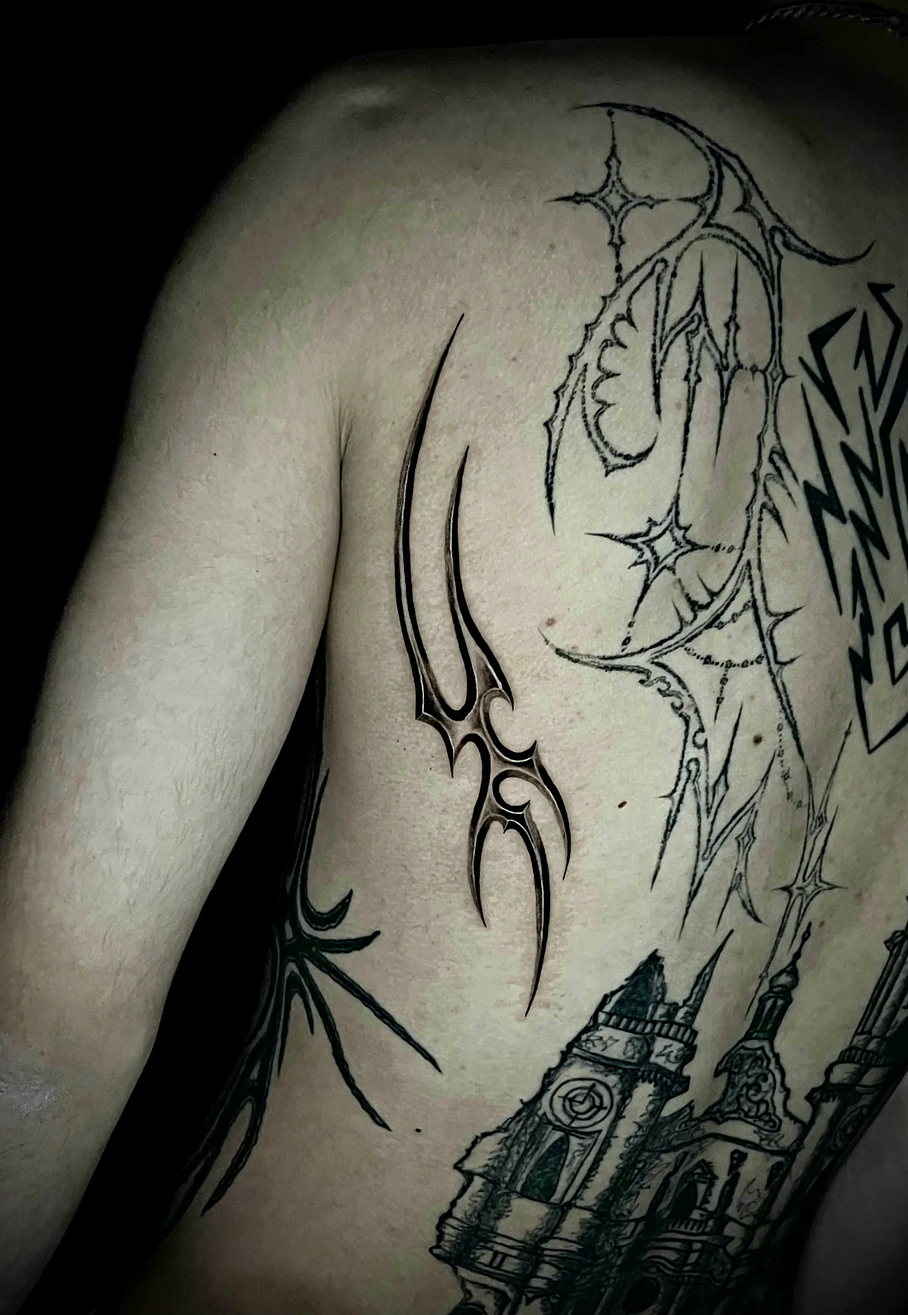 Cybersigilism Tattoo mit feiner Schattierung am Schulterblatt, gestochen von Silas bei EB Tattoo St. Gallen