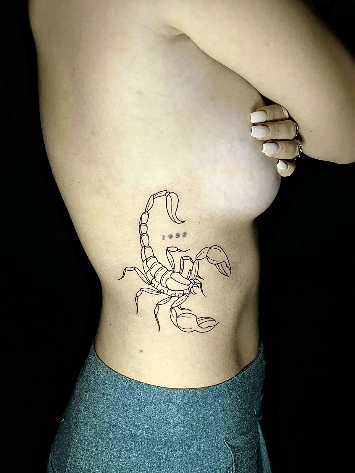Fineline Skorpion Tattoo an den Rippen, gestochen von Silas bei EB Tattoo St. Gallen