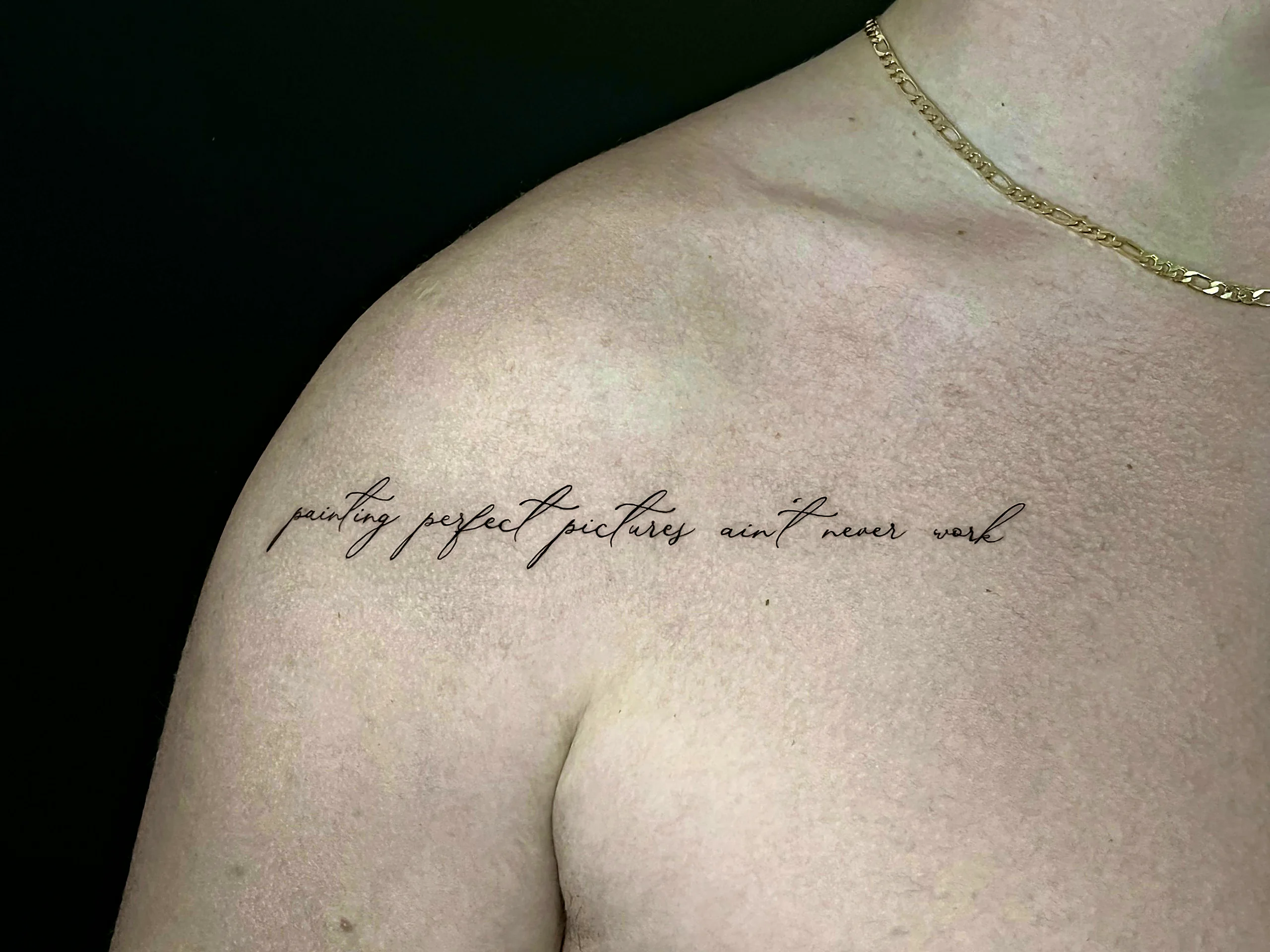 Feiner Schriftzug im Lettering-Stil am Schlüsselbein, gestochen von Silas bei EB Tattoo St. Gallen
